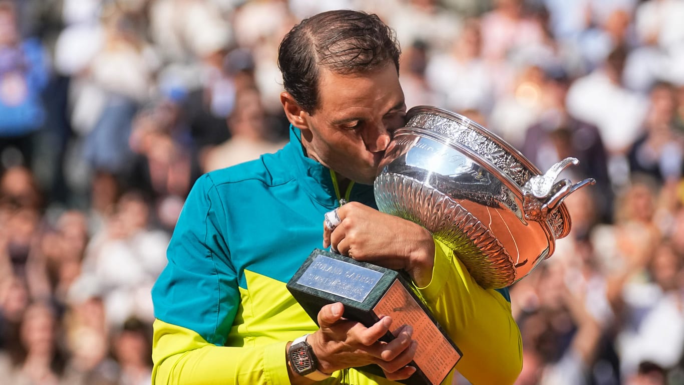 Rafael Nadal: Ein Siegerknutsch für den Pokal.