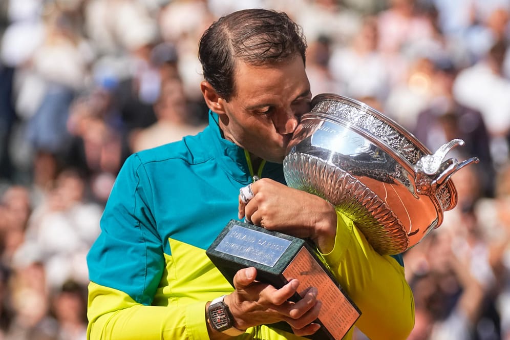 Rafael Nadal: Ein Siegerknutsch für den Pokal.