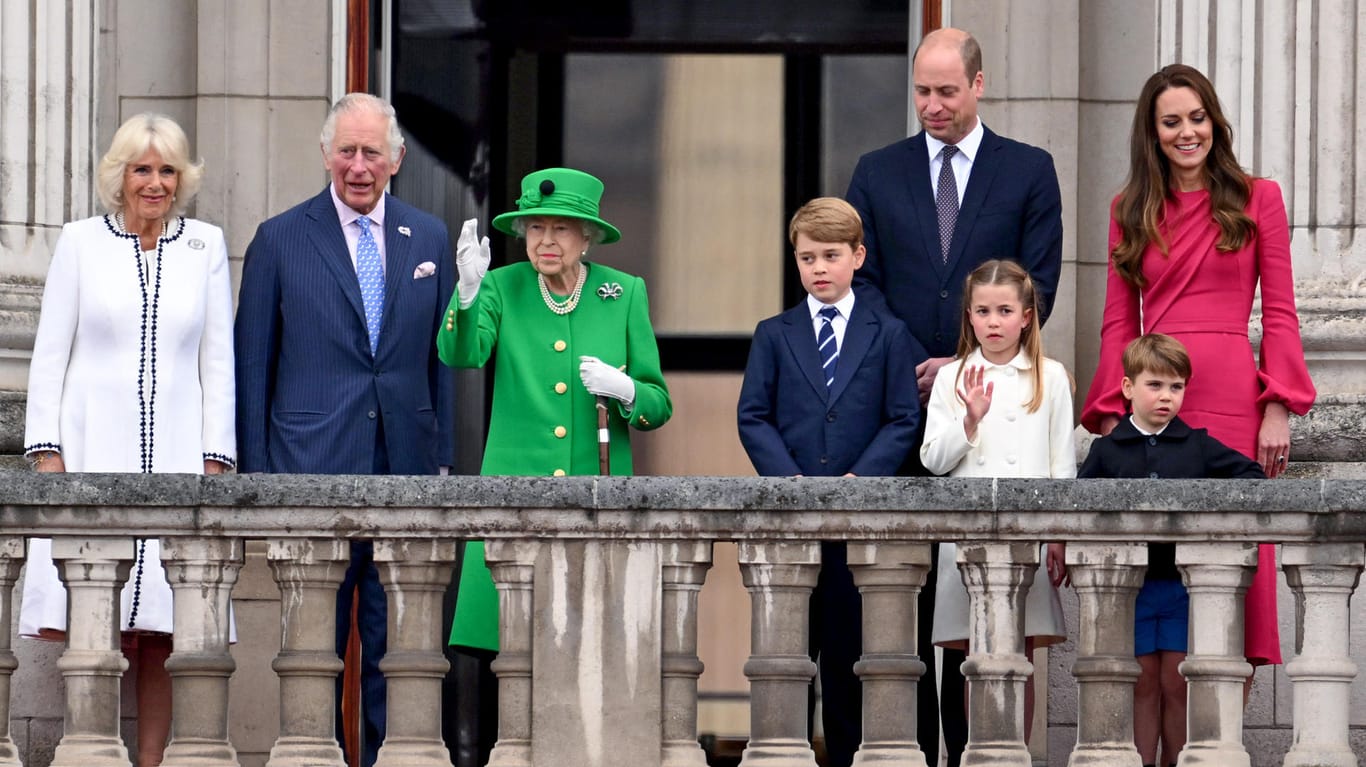 Queen Elizabeth II. umringt von ihrer Familie: Herzogin Camilla, Prinz Charles, Prinz George, Prinz William, Prinzessin Charlotte, Prinz Louis und Herzogin Kate (v.l.n.r.).