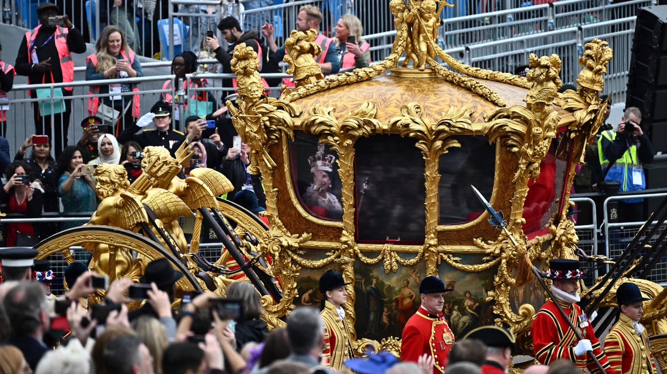 Königin Elizabeth II. als Ein Hologramm in der goldenen Staatskutsche während des Festumzugs "Jubilee Pageant".