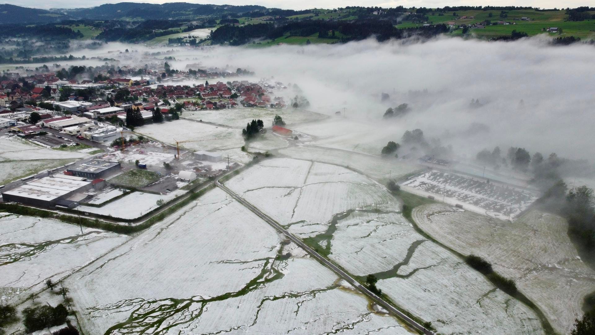 Hagel im Allgäu: Die Felder sehen aus, als wären sie von Schnee bedeckt.