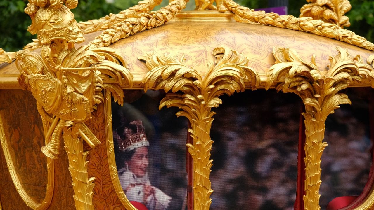 Angeführt wurde die "Jubilee Pageant" von der Goldenen Staatskutsche - samt Hologramm der Queen darin. Angeführt wurde die "Jubilee Pageant" von der Goldenen Staatskutsche - samt Hologramm der Queen darin.