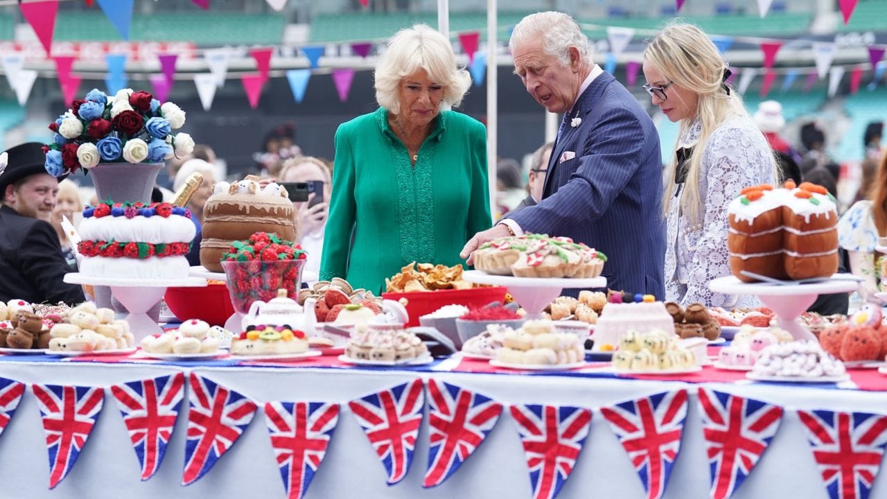 Charles (l), Prinz von Wales, und Camilla, Herzogin von Cornwall, begutachten das Kuchenbuffet. Charles (l), Prinz von Wales, und Camilla, Herzogin von Cornwall, begutachten das Kuchenbuffet.