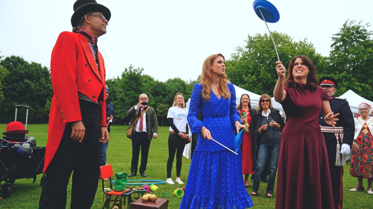 Prinzessin Beatrice (M) und Prinzessin Eugenie versuchen sich im Tellerdrehen. Prinzessin Beatrice (M) und Prinzessin Eugenie versuchen sich im Tellerdrehen.