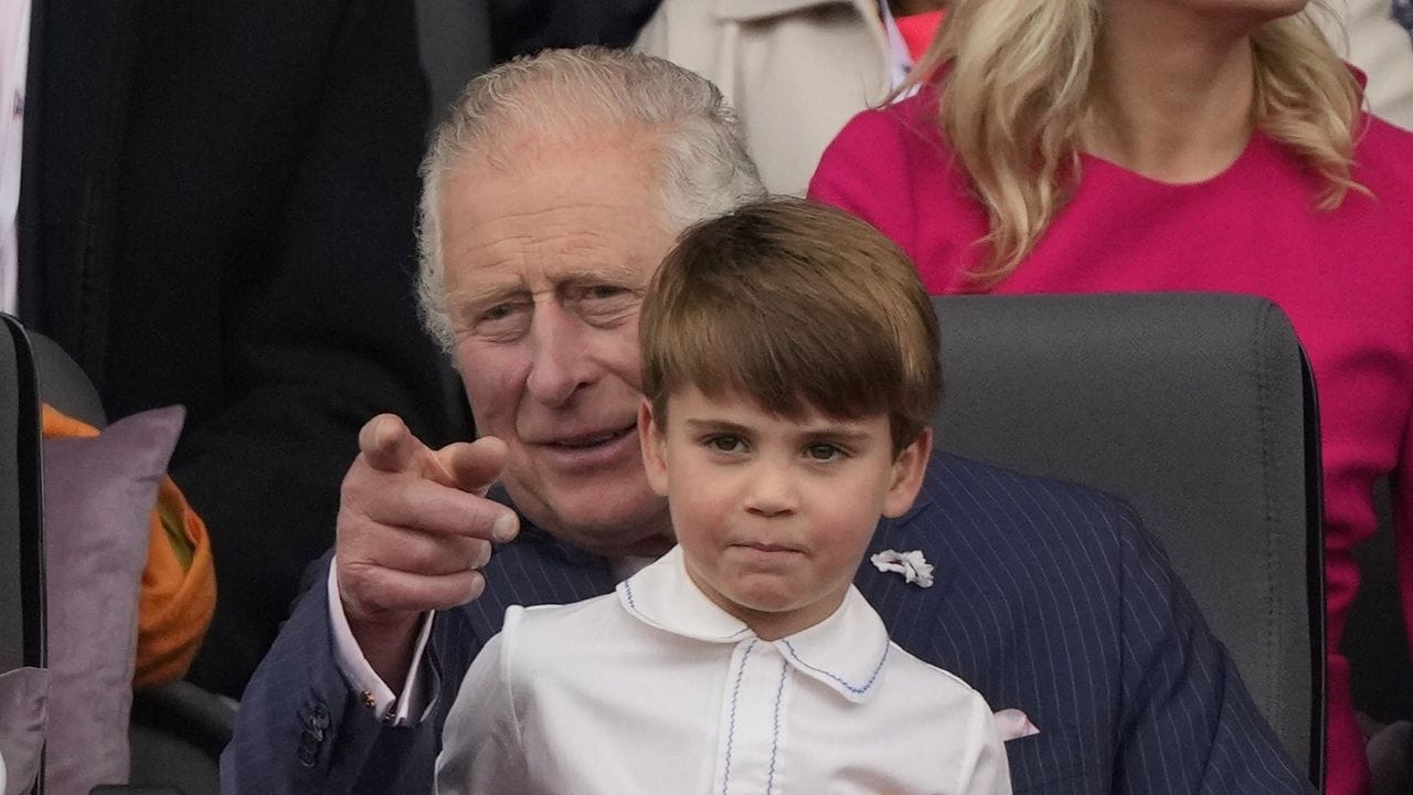 Bei Opa auf dem Schoß: Prinz Louis und Prinz Charles. Bei Opa auf dem Schoß: Prinz Louis und Prinz Charles.