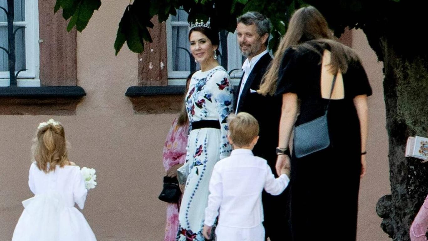 Dänemarks Kronprinzessin Mary und Kronprinz Frederik kamen zur royalen Hochzeit nach Deutschland.