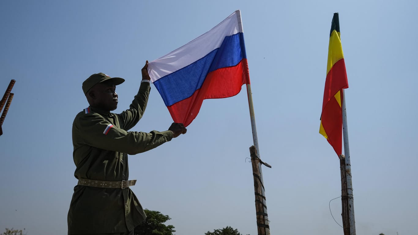 Ein Mann in Mali präsentiert die russische neben der äthiopischen Flagge: Moskau baut seinen Einfluss in Afrika auf.