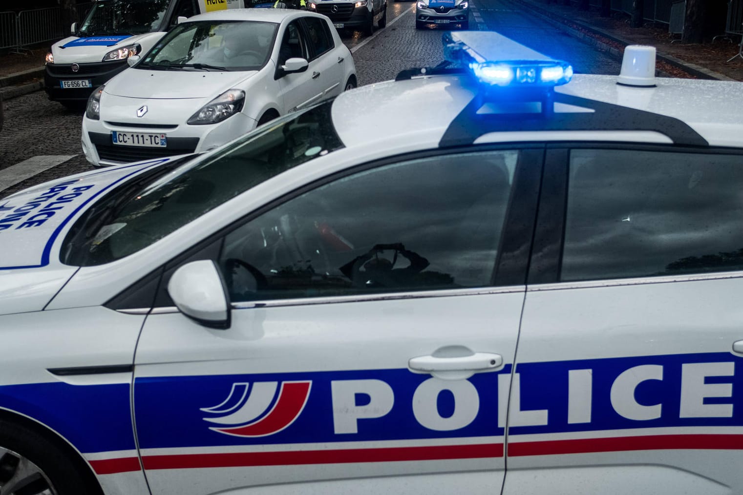 Ein französisches Polizeiauto (Symbolbild): In Paris starb eine Frau durch Schüsse bei einer Polizeikontrolle.