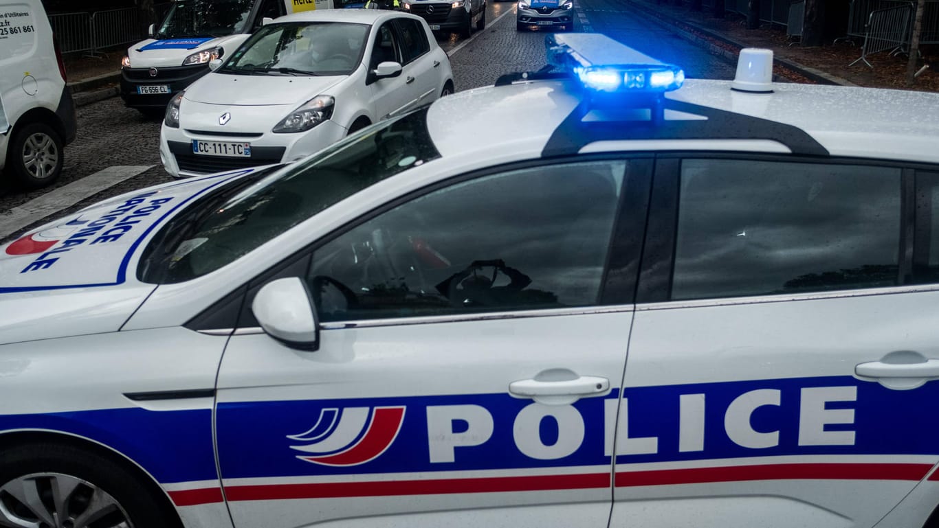 Ein französisches Polizeiauto (Symbolbild): In Paris starb eine Frau durch Schüsse bei einer Polizeikontrolle.