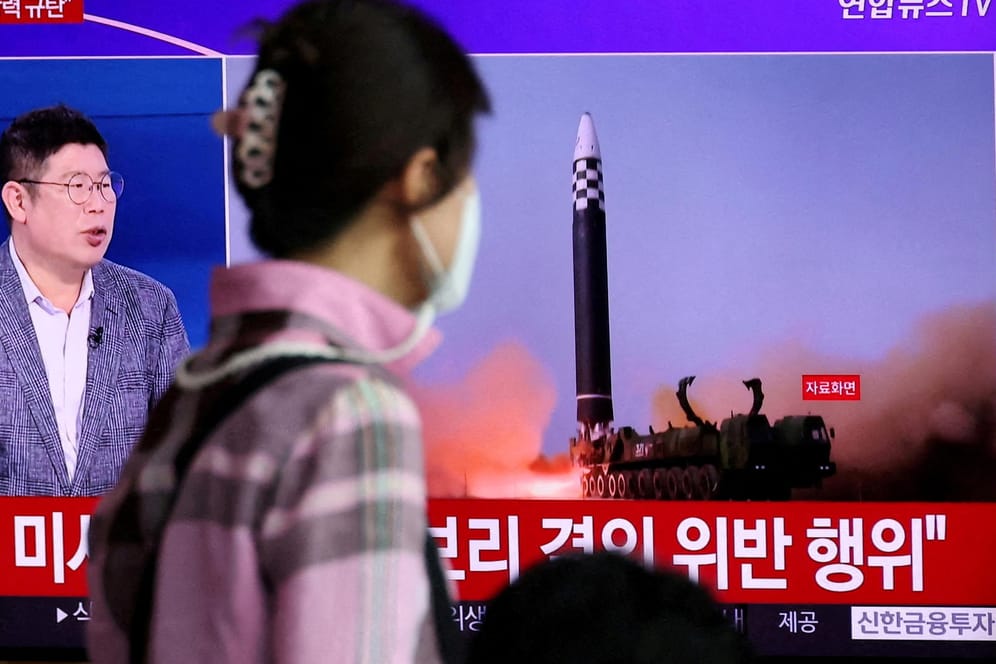 TV-Sender in Südkorea berichtet von Raketentests im Norden (Archivbild): Washington und Seoul haben als Reaktion acht Raketen abgeschossen.