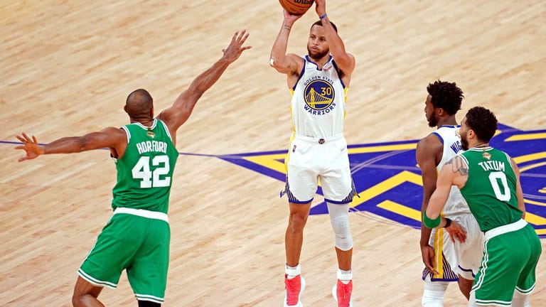 Warriors-Superstar Stephen Curry (Nr. 30) führte sein Team zum Sieg in Spiel zwei der NBA Finals 2022.