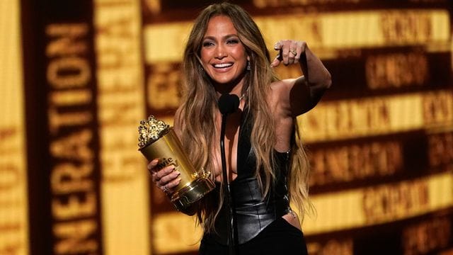 Jennifer Lopez nimmt den MTV Generation Award entgegen.