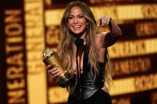 Jennifer Lopez nimmt den MTV Generation Award entgegen.