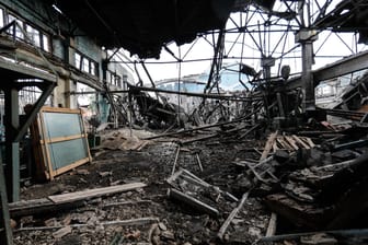 Zerstörung in Kiew: Ein beschädigtes Gebäude in einem Eisenbahnausbesserungswerk nach einer Reihe von russischen Luftangriffen.