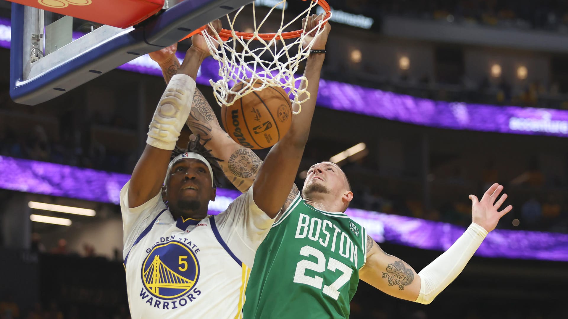 Trotz vollem Einsatz unterlegen: Daniel Theis (l.) und seine Boston Celtics verloren die zweite Partie der NBA-Endspielserie gegen Kevon Looneys (vorne) Golden State Warriors deutlich.