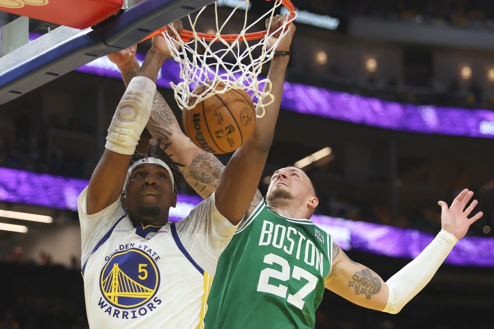 Trotz vollem Einsatz unterlegen: Daniel Theis (l.) und seine Boston Celtics verloren die zweite Partie der NBA-Endspielserie gegen Kevon Looneys (vorne) Golden State Warriors deutlich.