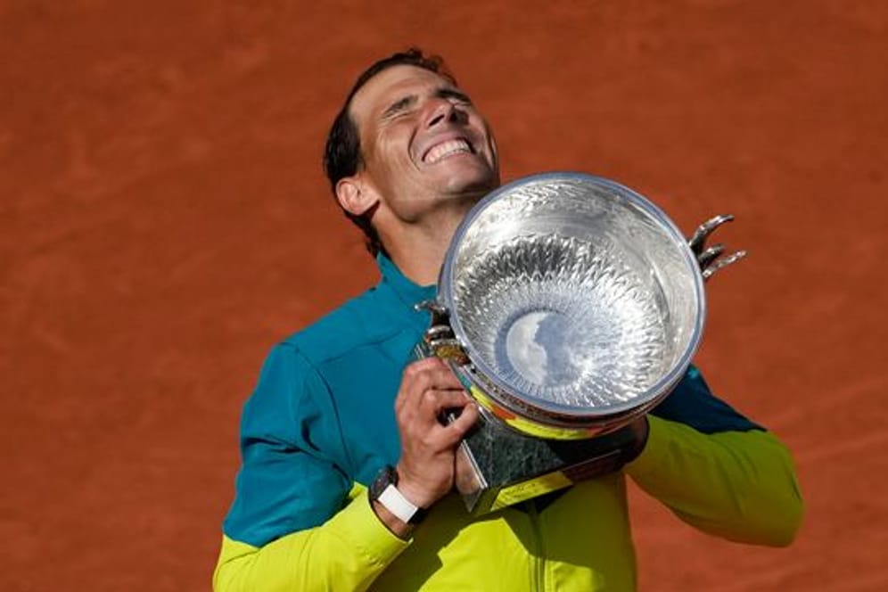 Rafael Nadal stemmt nach seinem Sieg den Pokal in die Höhe und feiert seinen 14.