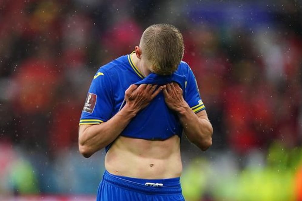 Trocknet nach dem gegen Wales verlorenem Spiel seine Tränen: Der Ukrainer Oleksandr Sintschenko.