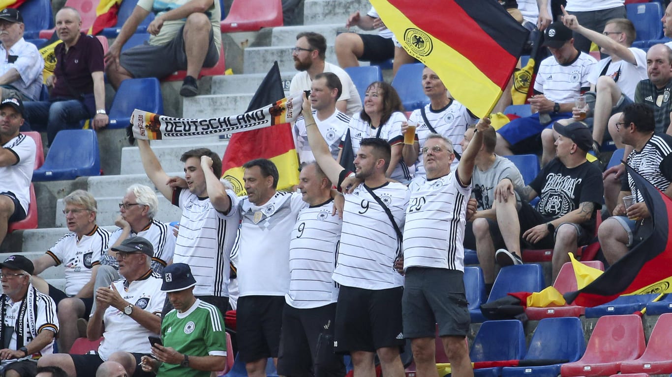 Deutschland-Fans beim Spiel in Bologna: Im Vorfeld der Partie mussten mitgereiste Anhänger Strapazen auf sich nehmen.