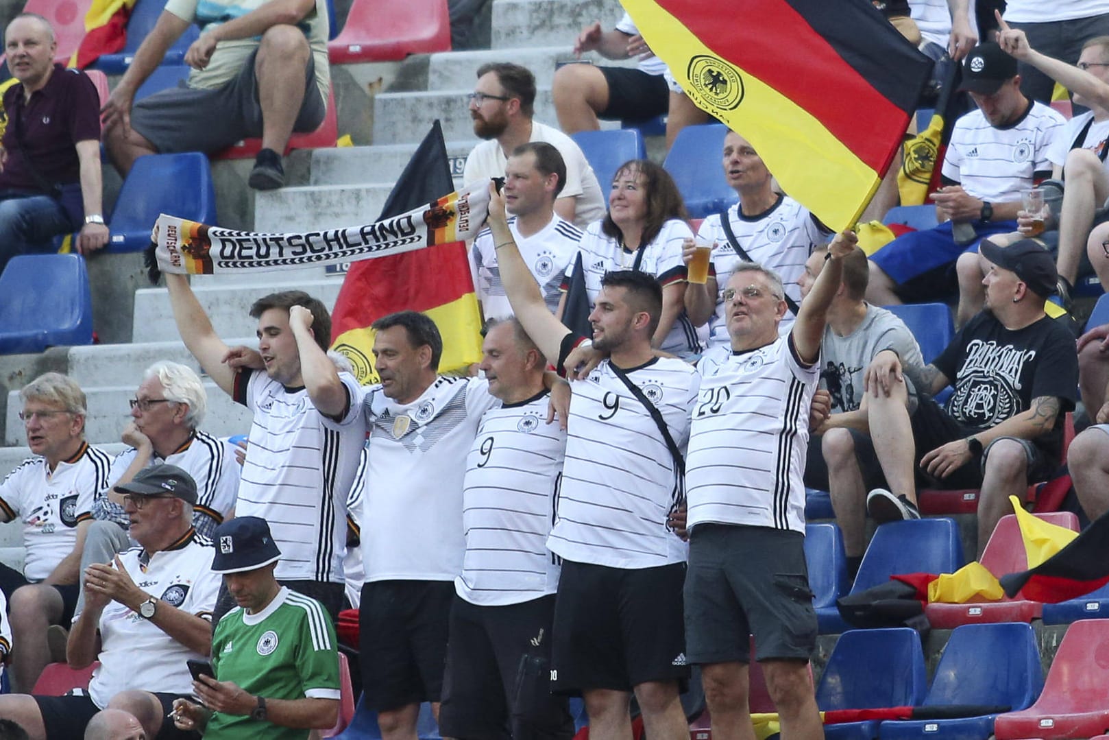 Deutschland-Fans beim Spiel in Bologna: Im Vorfeld der Partie mussten mitgereiste Anhänger Strapazen auf sich nehmen.