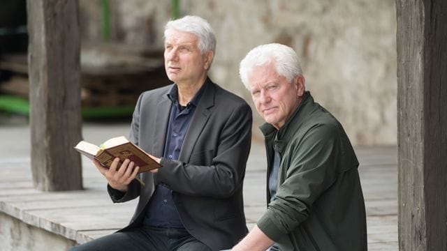 Die Schauspieler Udo Wachtveitl (l, als Franz Leitmayr) und Miroslav Nemec (als Ivo Batic) ermitteln in München.