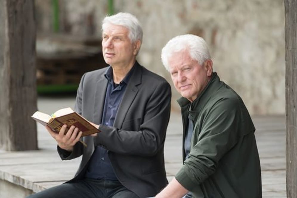 Die Schauspieler Udo Wachtveitl (l, als Franz Leitmayr) und Miroslav Nemec (als Ivo Batic) ermitteln in München.