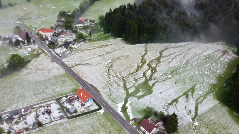 Bayern, Weiler im Allgäu: Winterlich sieht die Landschaft aus der Vogelperspektive aus, nach dem ein heftiger Hagelschauer niedergegangen ist (Aufnahme mit Drohe).