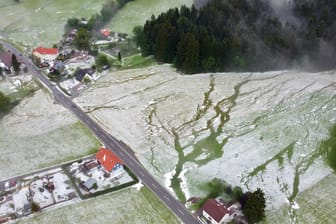 Bayern, Weiler im Allgäu: Winterlich sieht die Landschaft aus der Vogelperspektive aus, nach dem ein heftiger Hagelschauer niedergegangen ist (Aufnahme mit Drohe).