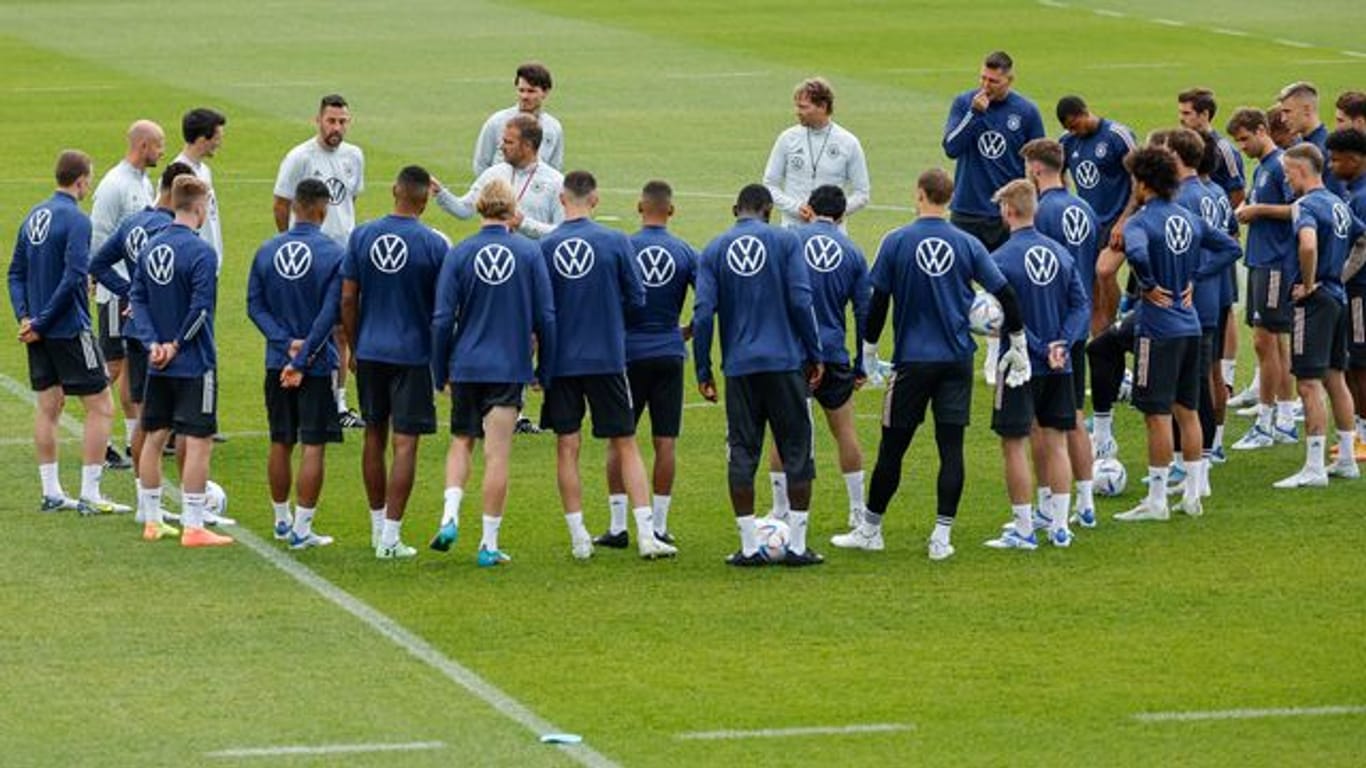 Bundestrainer Hansi Flick hat die Nationalspieler beim Abschlusstraining im Halbkreis versammelt.