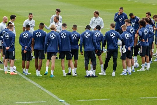 Bundestrainer Hansi Flick hat die Nationalspieler beim Abschlusstraining im Halbkreis versammelt.