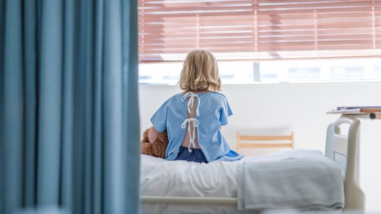 Ein Kind im Krankenhaus: Die Hepatitiserkrankungen bei Kindern treten mit Co-Infektionen auf.