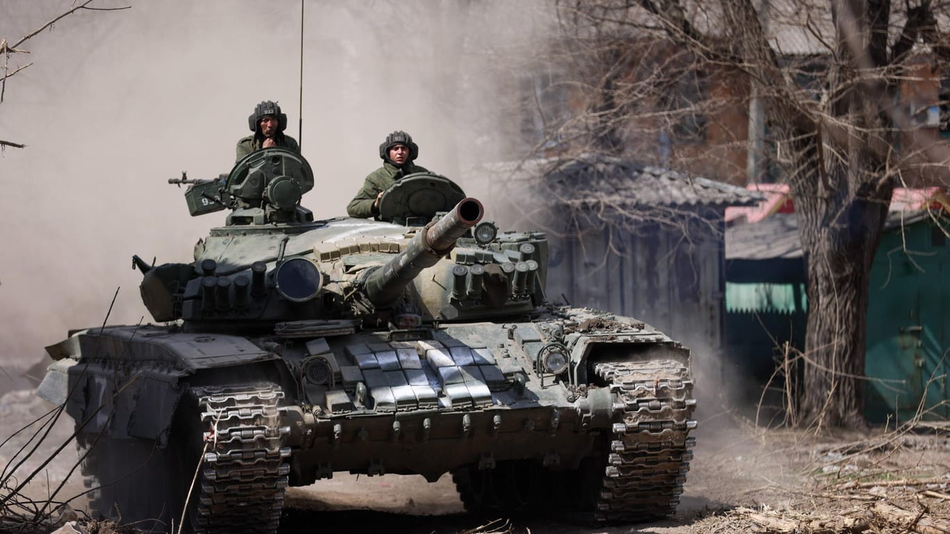 Russische Soldaten auf einem Panzer in Mariupol: Die Hafenstadt ist mittlerweile unter russischer Kontrolle.