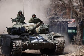 Russische Soldaten auf einem Panzer in Mariupol: Die Hafenstadt ist mittlerweile unter russischer Kontrolle.