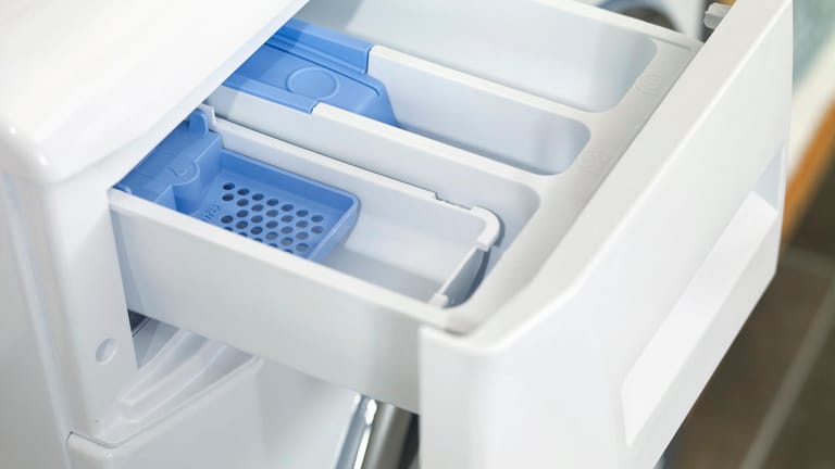 Waschmittelfach: Ist die Waschmaschinen-Schublade sauber, sorgt das auch für Reinheit beim Waschgang mit niedrigen Temperaturen.