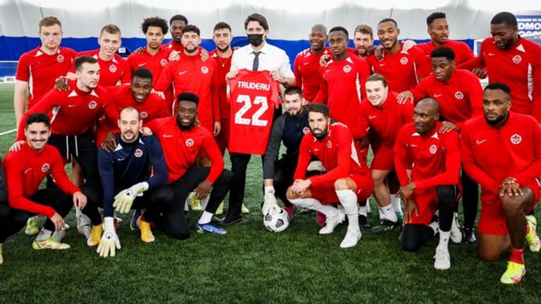 Kanadas Ministerpräsident Justin Trudeau (M) posiert mit der Fußball-Nationalmannschaft des Landes.