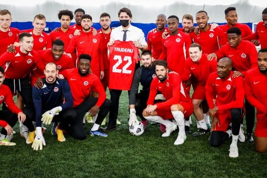 Kanadas Ministerpräsident Justin Trudeau (M) posiert mit der Fußball-Nationalmannschaft des Landes.