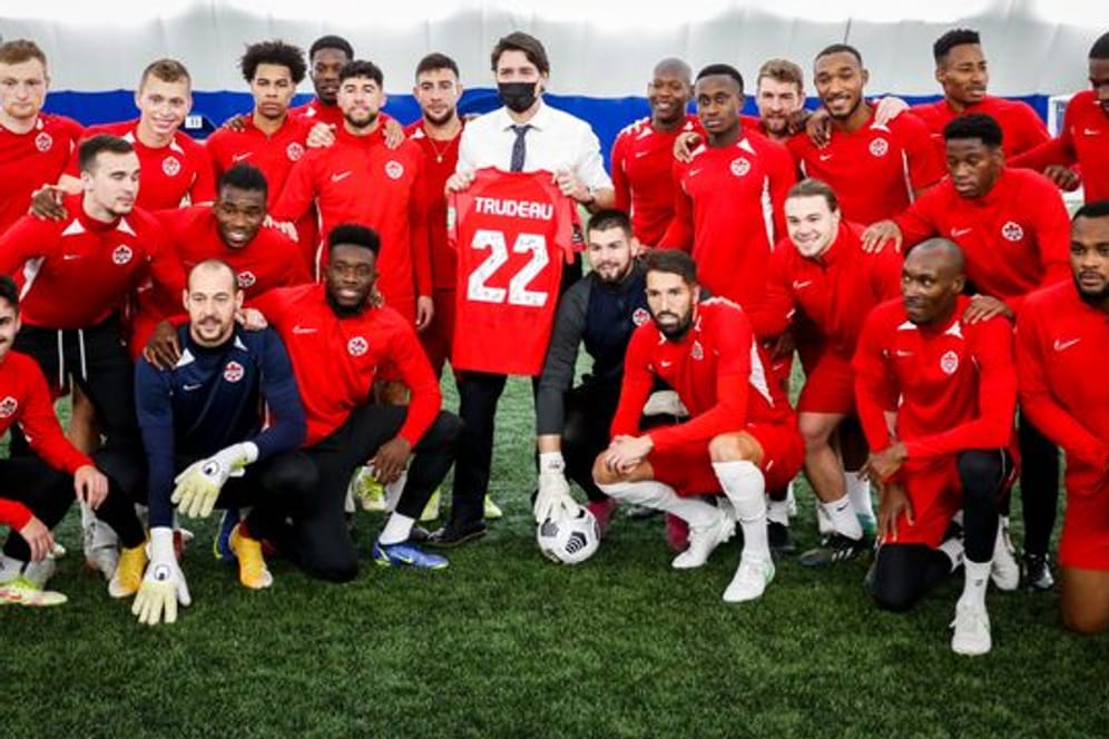 Kanadas Ministerpräsident Justin Trudeau (M) posiert mit der Fußball-Nationalmannschaft des Landes.