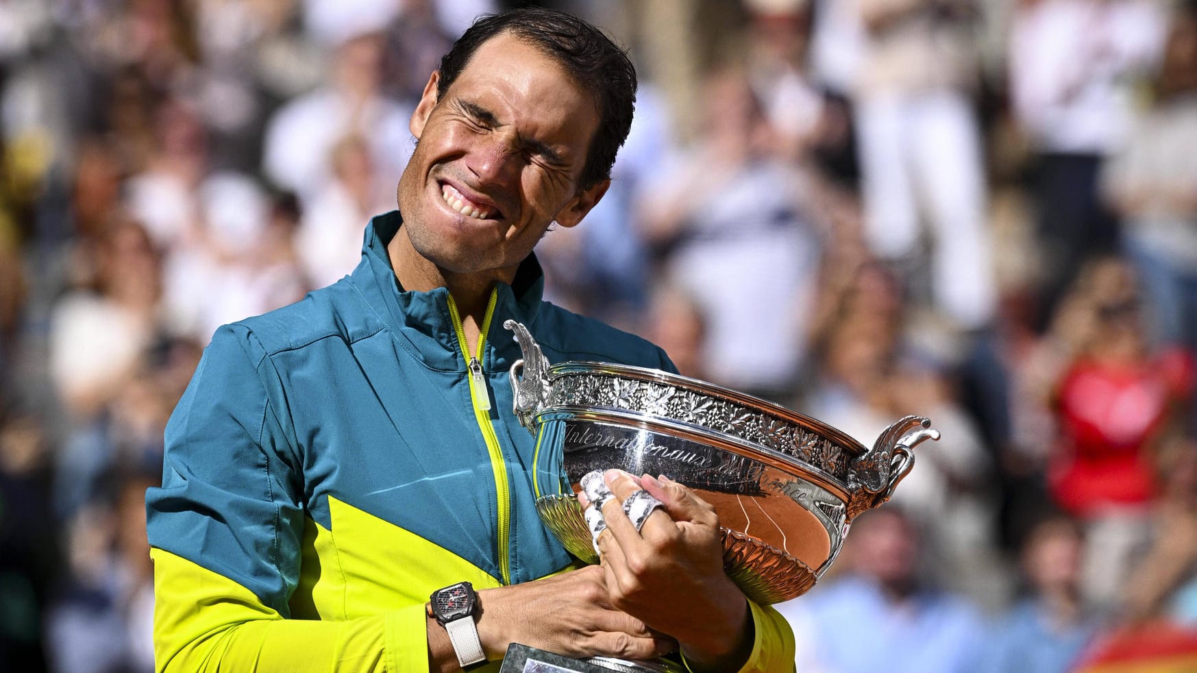 Rafael Nadal mit der French-Open-Siegertrophäe: Der Spanier triumphierte zum 14. Mal in Paris.