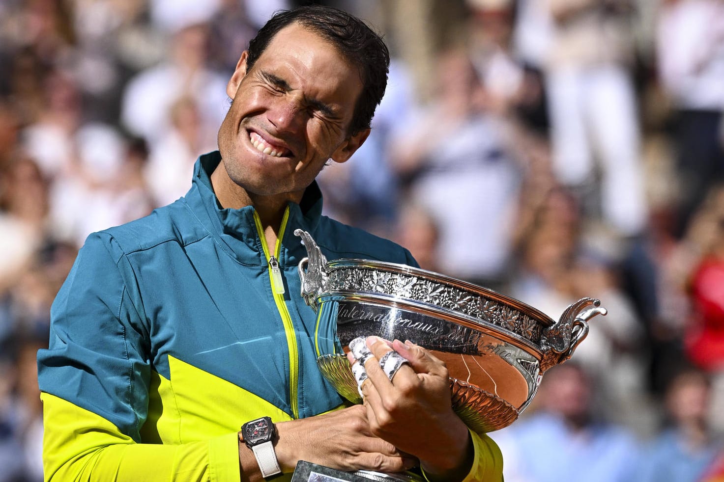 Rafael Nadal mit der French-Open-Siegertrophäe: Der Spanier triumphierte zum 14. Mal in Paris.