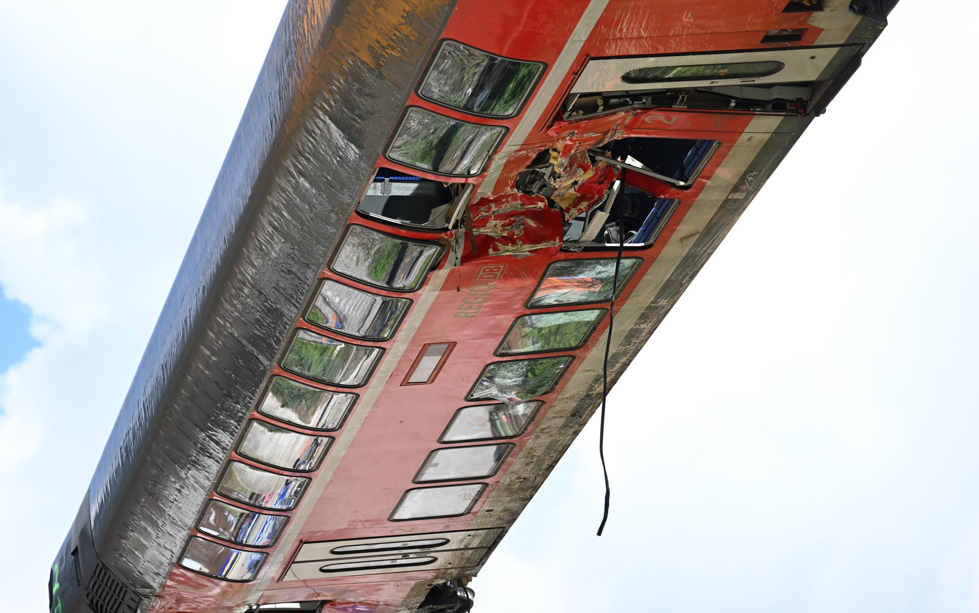 Ein Waggon wird von zwei Kränen auf die Bundesstraße gehoben.