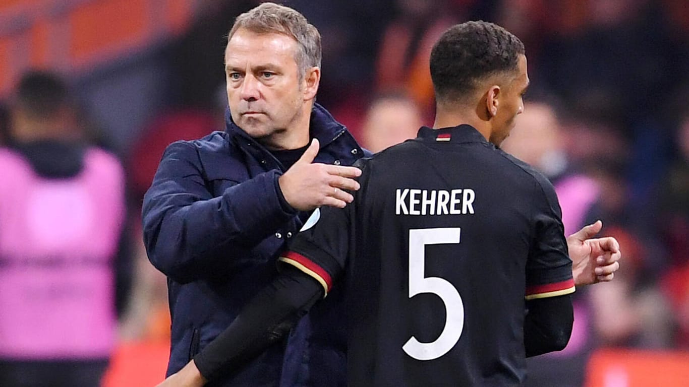 Hansi Flick (li.) mit Verteidiger Thilo Kehrer: Der Bundestrainer setzte bislang immer auf die Dienste des PSG-Spielers.