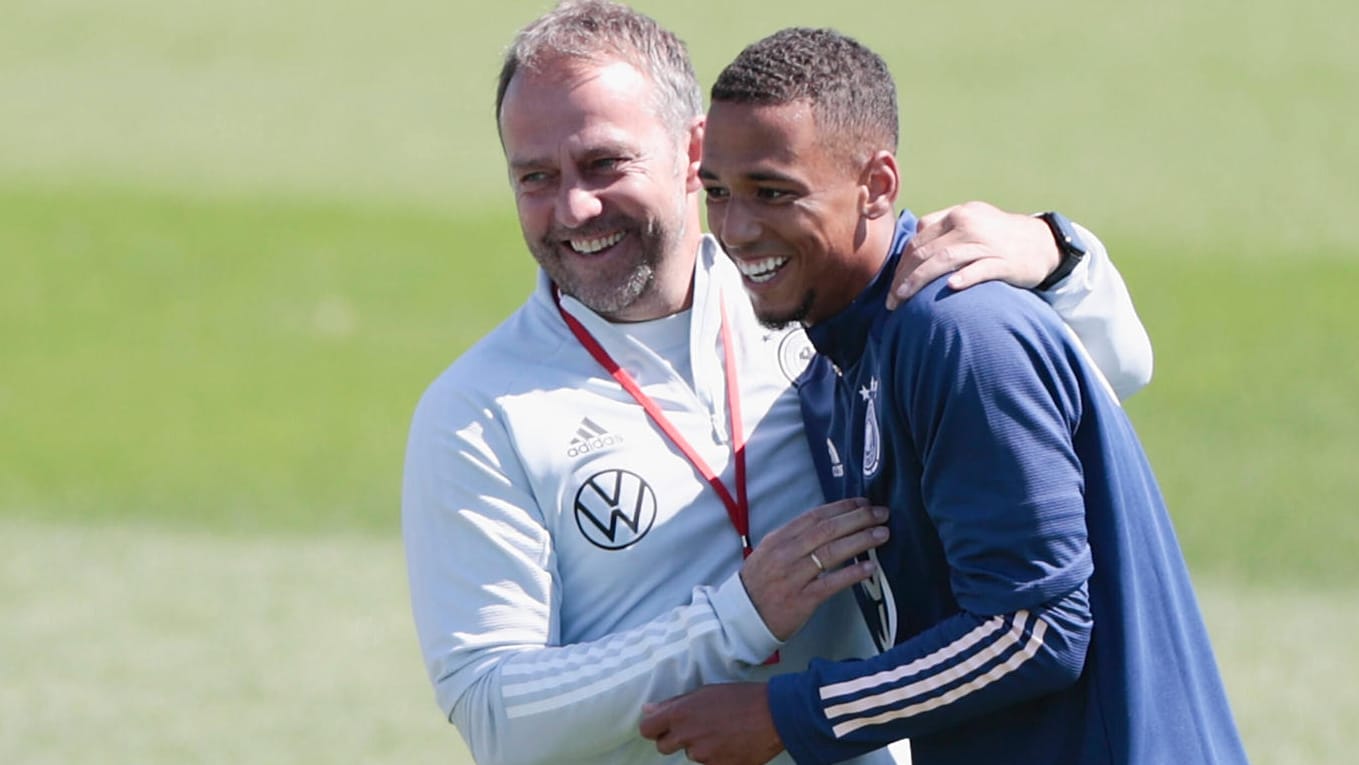 Der Bundestrainer herzt Thilo Kehrer: Ob der Verteidiger auch gegen England in der Startelf steht, ist fraglich.