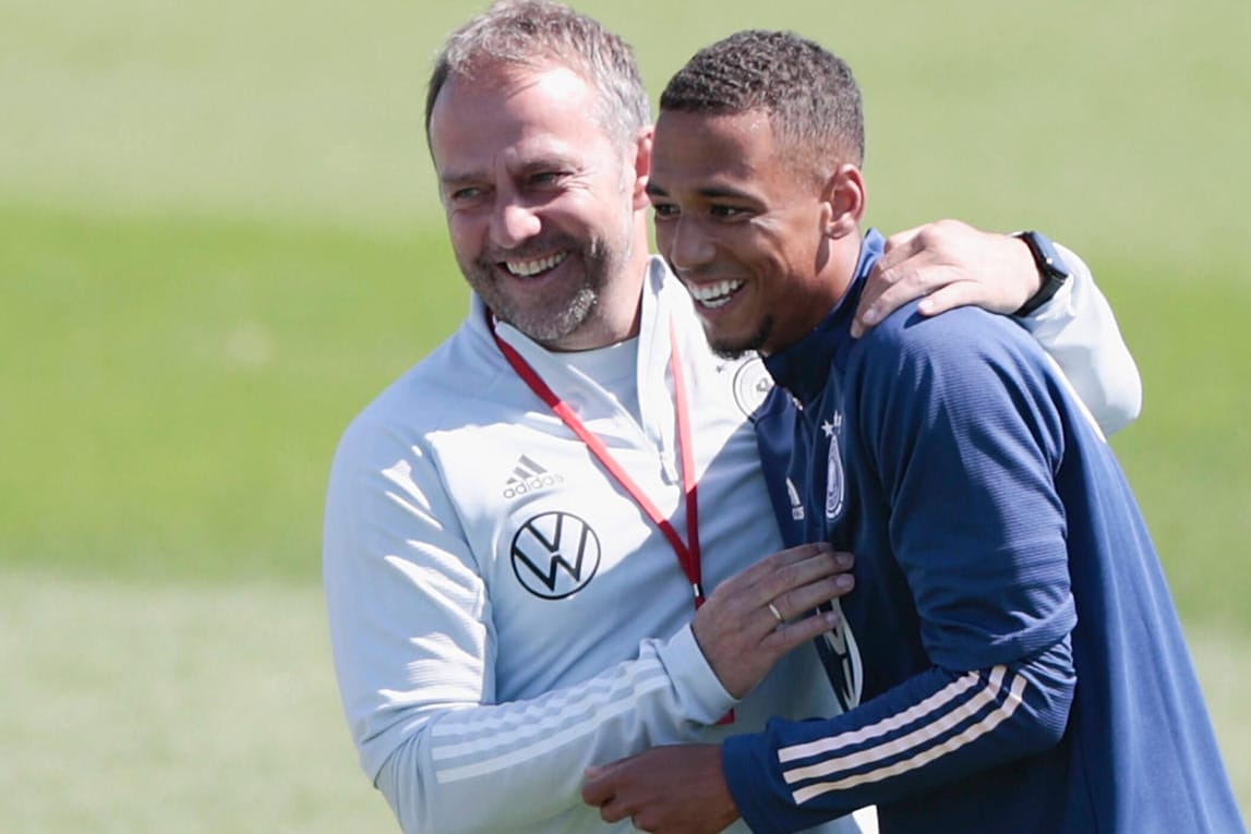 Der Bundestrainer herzt Thilo Kehrer: Ob der Verteidiger auch gegen England in der Startelf steht, ist fraglich.