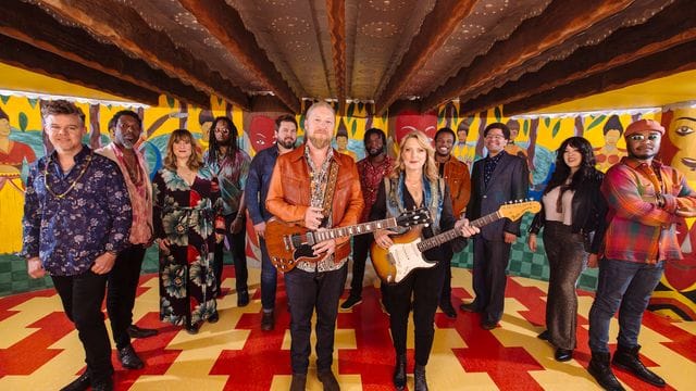 Die Tedeschi Trucks Band um die Soul-Sängerin Susan Tedeschi und den Bluesrock-Gitarrenvirtuosen Derek Trucks (beide M) haben ihr Mammutprojekt "I Am The Moon" herausgebracht.