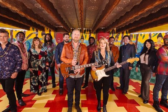 Die Tedeschi Trucks Band um die Soul-Sängerin Susan Tedeschi und den Bluesrock-Gitarrenvirtuosen Derek Trucks (beide M) haben ihr Mammutprojekt "I Am The Moon" herausgebracht.