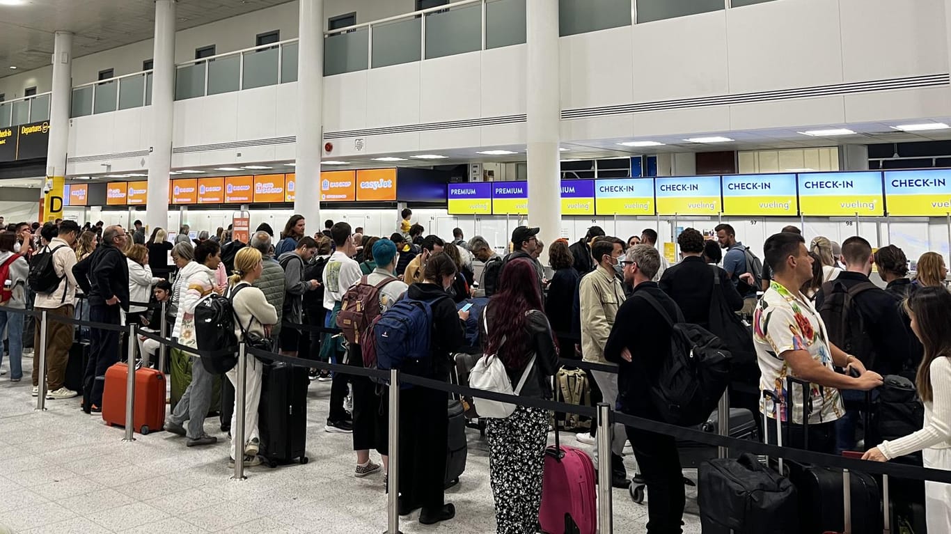 Warteschlangen am Flughafen London-Gatwick: Reisende in Großbritannien müssen in den nächsten Tagen weiter mit langen Wartezeiten und kurzfristigen Änderungen ihrer Pläne rechnen.