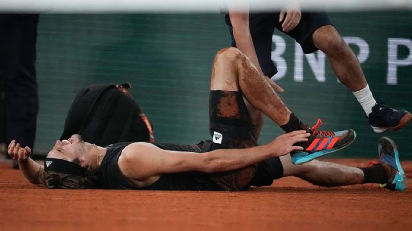 Alexander Zverev liegt nach einer Verletzung bei den French Open am Boden.