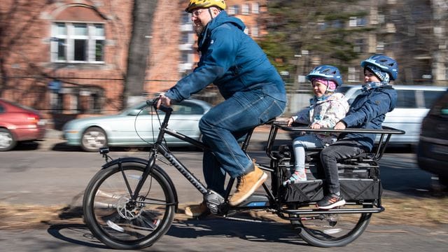 Lastenräder ermöglichen viele Dinge im Alltag, die viele bislang vielleicht lieber mit dem Auto erledigt haben.