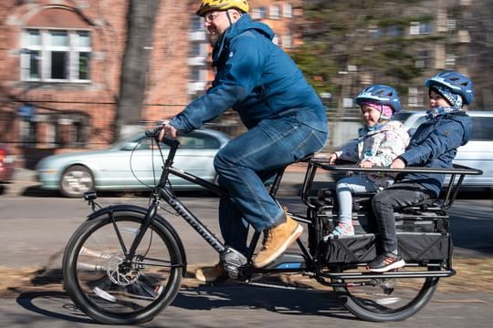 Lastenräder ermöglichen viele Dinge im Alltag, die viele bislang vielleicht lieber mit dem Auto erledigt haben.