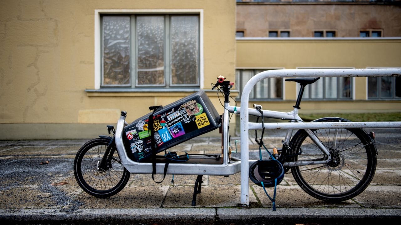 Nicht immer einfach: Einen Parkplatz zu finden, an dem das Lastenrad nicht nur Platz hat, sondern auch ausreichend gesichert werden kann.